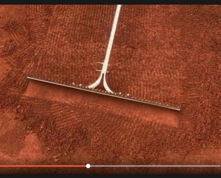 Racloir denté pour terre battue