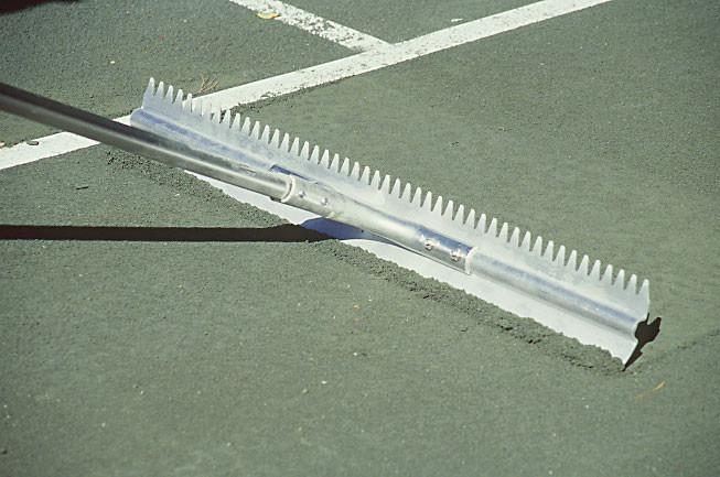 Racloir denté pour terre battue