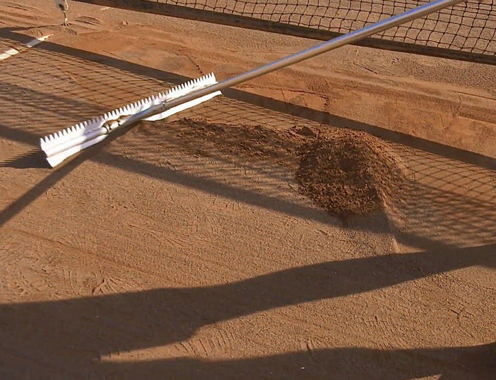 Racloir denté pour terre battue