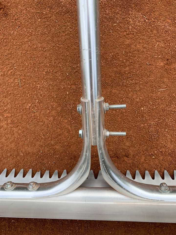 Racloir denté pour terre battue