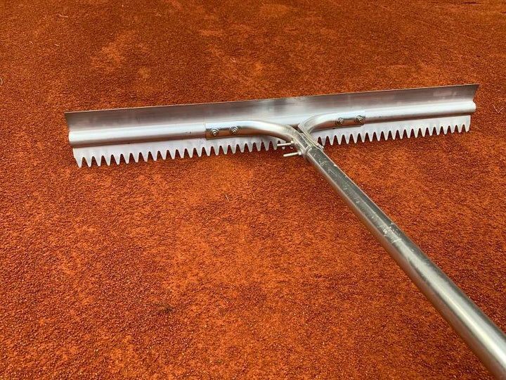 Racloir denté pour terre battue