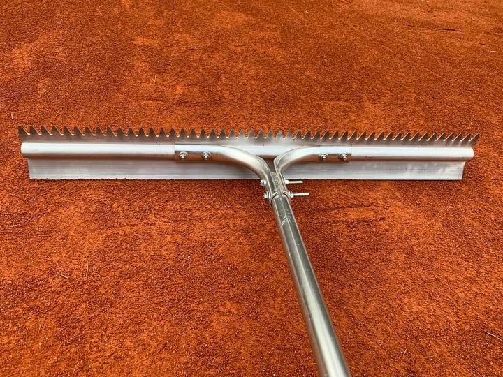 Racloir denté pour terre battue